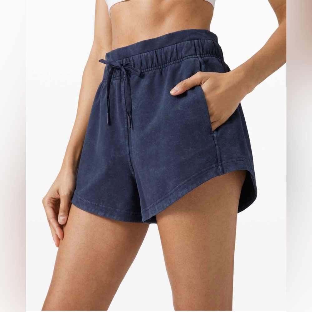 Lululemon Inner Glow Short 3"
Acid Dye True Navy Size 6
